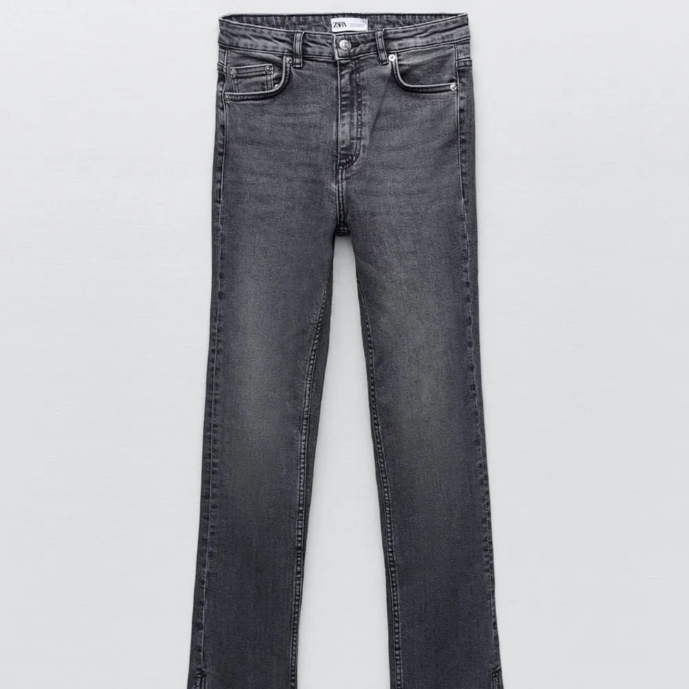 Gråa jeans med slits från zara! säljer då de inte används så mycket💕💕 fint skick. Jeans & Byxor.