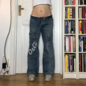 Dolce & Gabbana jeans - Tuffa Dolce & Gabbana jeans som är supercoola och unika! Många fickor och detaljer💖 Midjemått 43cm rakt över och Innerbenslängd 76cm 