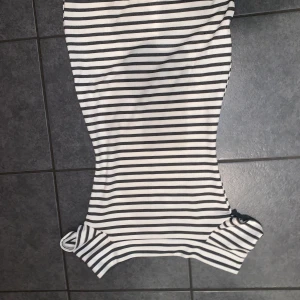 GADEROBSRENSNING!! - Fin randig kort klänning! Perfekt till sommaren! Från märket Zara i strl S. Skriv om du har frågor eller vill se fler bilder