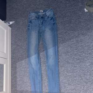 Ett par blåa högmidjade skinny jeans från lager 157. Storlek S. Fick dom nyss så inte använda mycket 