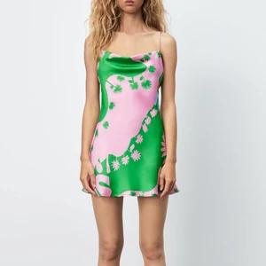 Zara klänning ❤️ - Säljer denna snygga klänningen från zara som jag köpte i sommras❤️ använd endast 2-3 ggr. Storlek S❤️ den har justerbara band