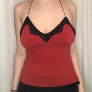 topp storlek M - storlek 40 men passar mig med storlek 38. köptes sent 90tal/tidigt 2000tal. möts upp i stockholm eller fraktar. 🖤