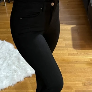 Svarta jeans  - Riktigt fina svart basic jeans. Köpa från primark i nederländska och tappar inte färg vid tvätt. 