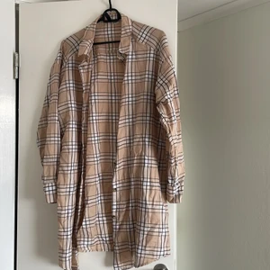 Beige skjorta  - Beige lång skjorta från H&M som aldrig blivit använd🥰