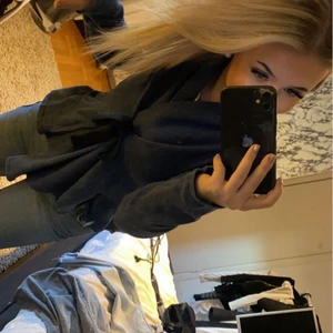 Odd Molly kofta stl xs/s - Säljer denna söta kofta från oddmolly i marinblå. Står inte storlek men sitter som en xs/s, jättefin när man knyter den så som på första bilderna! Men går att ha den utan knytning också. Kom privat för fler bilder!❤️❤️