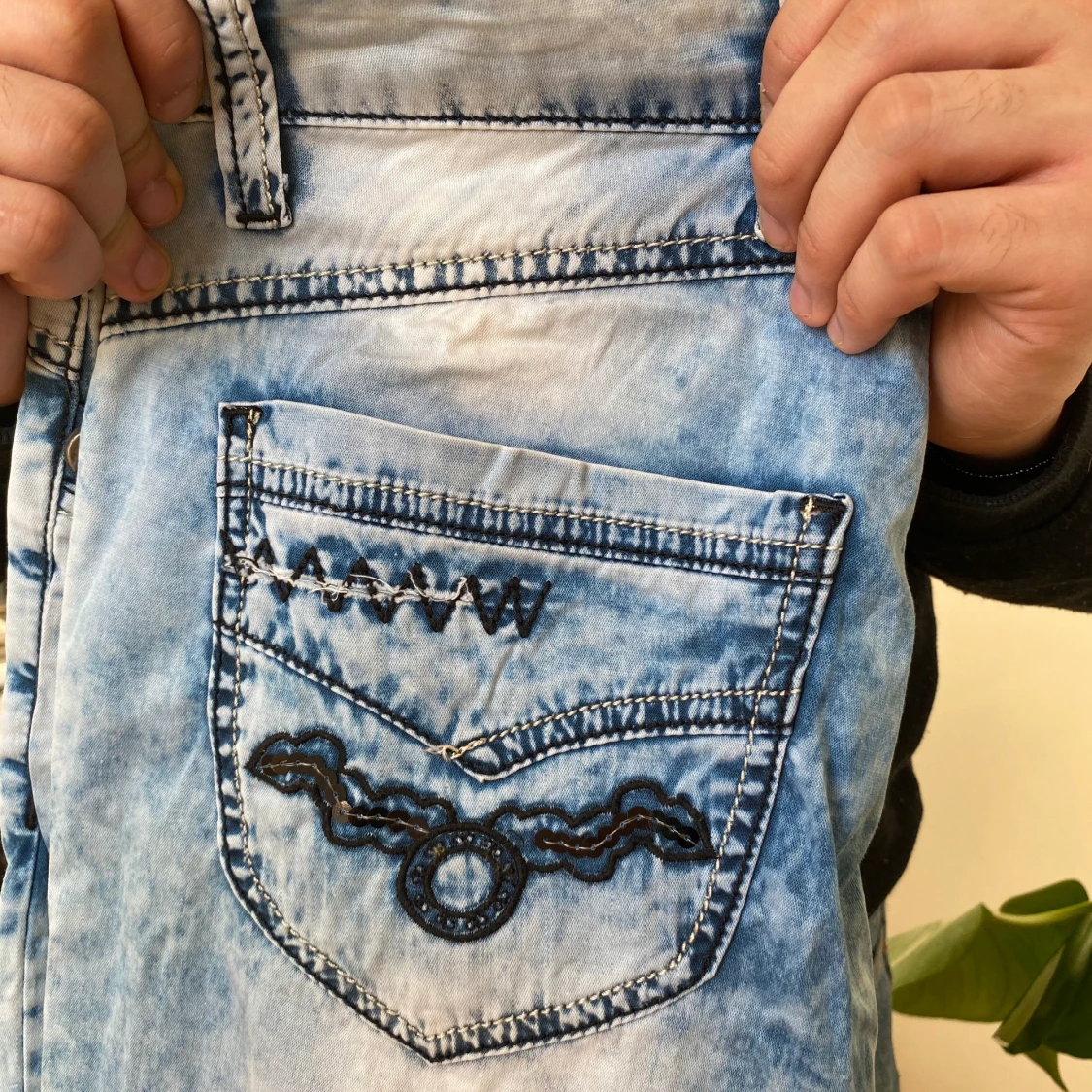 Bleach-washed jeans  - 90