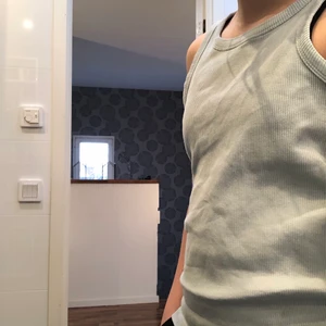 Babayblått Linne - Det är väldigt skönt och är 100 procent gjort av bomull.Har inte längre behov av detta linne så därför säljer jag det