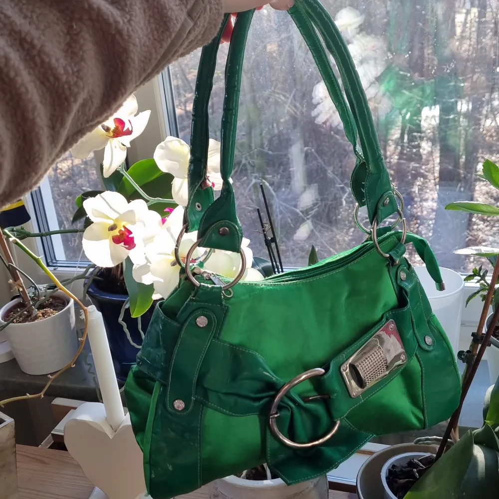Grön cool väska. Har lite skavanker, kan skicka bild privat. Använd, ej i nyskick. Riktigt cool och härlig nu till vår och sommaren🤠🧚🏼‍♀️. Väskor.