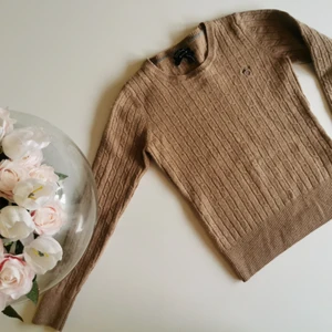 Stretch lambwool GANT kabelstickad tröja - Kabelstickad superfin tröja från GANT i biege/sand. 100% lammull, stl M men tycker den känns liten så mer åt XS/S