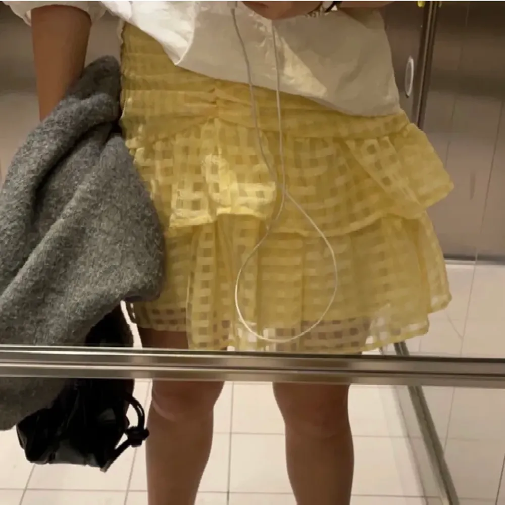 Super söt kjol med volanger som tyvärr är för liten. Helt ny med lappen kvar❤️lånade bilder. Kjolar.