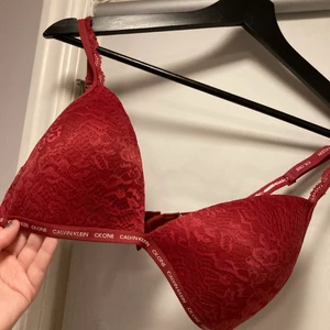Calvin Klein bh  - Fin bh från Calvin Klein (ck) den är knappt använd då den tyvärr var för liten för mig. (Har vanligtvis c-kupa) De är storlek M men skulle mer säga en S