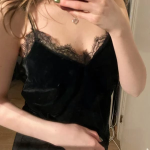Svart tank top - En svart sammets tank top i bra skick. Köpt ifrån Sellpy, och säljer pga att den är för stor för mig. Frakt ingår.