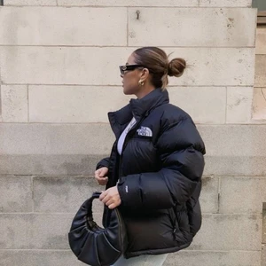 The north face jacka  - Säljer min the north face puffer jacka, den är i strl xs men lite oversized ändå! Köparen står för frakt!🥰 ( lånade bilder )