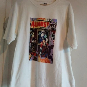 Uniqlo tröja med nån punk furry? - Gillar färgerna och detaljerna på denna tröja en plain vit tröja får bästa av både världarna 