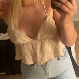 Beige topp - Säljer denna jätte fina strl M men passar mindre, jag är vanligtvis S💖 säljer för 50kr, men diskuterbart💖