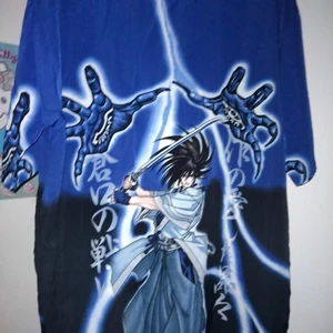 Skit snygg anime skjorta  - Skit snygg skjorta jag köpte nästan 2 år sen hade på mig den en gång och det var när jag köpte den unika tröja rätt så oversized om det är din stil:)