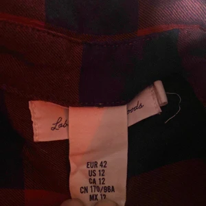 H&M Flanellskjorta storlek 170 - Flanellskjorta från H&M röd och svart rutig, storlek 170
