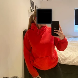 Röd Hoodie - Röd Hoodie Storlek S (passar även M)❤️ Köparen står för frakten!