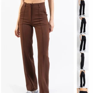 Perfect fit suit pants - Fick dessa fina bruna kostymbyxor i födelsedagspresent men de är tyvärr lite för stora så säljer vidare dem, helt oanvända!! L30-M. Nypris 500kr, säljer för 400kr+66kr spårbar frakt 🦋