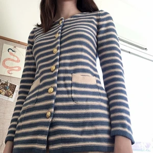 stickad kofta - Jättefin randig kofta med guldknappar (obs. i plast!) som jag handlade på loppis i paris. Står varken något märke eller storlek, misstänker att den är hemmagjord, men skulle uppskatta den till en XS/S! ☀️ 