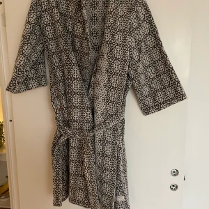 Morgonrock från oddmolly - Säljer min fina morgonrock från Odd Molly i storlek 1/2, den är rymlig. Inköpt år 2018 men sparsamt använd då jag har en annan. Så den har mest hängt. Färgen är blå vit.  Kan fraktas eller mötas upp i Kungälv/Göteborg/Stenungsund. Köpare står för frakt.  Katt finns i hemmet.