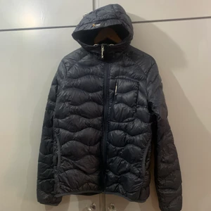 Peak performance jacka - Peak performance jacka dunjacka  Dunjacka i storlek XL (liten i storleken) använd fåtal gånger Max 3/5 gånger. Marinblå färg lite mörkare med 2 fickor på sidan och en vid bröstet. Lätt att ta med tar ingen plats. Köptes för 2300kr mitt pris 800kr. (Går att diskutera pris)🤩