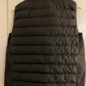 Parajumper väst - Svart Parajumper väst använd fåtal gånger jättefint skick, pris kan diskuteras vid snabb affär. Kan bytas mot andra märkes kläder/skor 