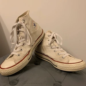 Converse - Höga vita Converse🤍✨ lite skavda på texten på den runda loggan och loggan baktill 