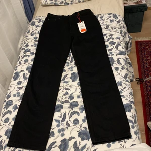 Zara Jeans stl 42 - Helt nya Zara Jeans, slutsålda i affär och online. Köpte den i December men den har lagt i påsen sen dess. Säljs p.g.a. fel storlek och går ej att lämna tillbaka i butiken eftersom datumet har gått ut. Kostade först, innan rea, 559kr, och 259kr efter rea.