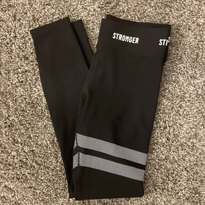 Träningstights från Stronger❤️‍🔥❤️‍🔥 - Säljer dessa svarta, basic träningstights från Stronger. Strl M men ganska små i storleken. Aldrig använda. Nyskick.💓💓