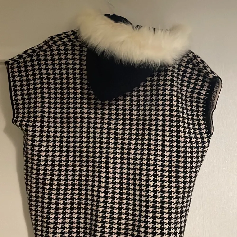 Dogtooth detail with hood  Size L but fits well as an oversized vest on a size S Material 80% Acrylic 10% wool 10%Angora. Jackor.