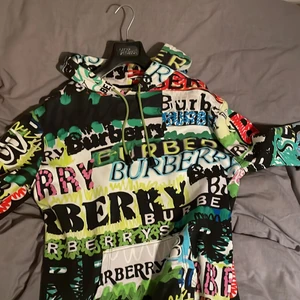 burrberry hoodie - Snygg burrberry hoodie. Den är i S fast den är oversized.  Knappt använd. Nypris är 4600kr.