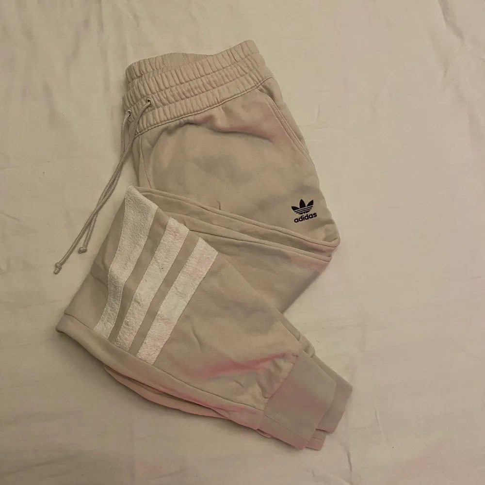 Jättefina beige adidas byxor. Älskade dem innan men dem är för små för mig nu. Frakt tillkommer.. Jeans & Byxor.