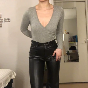 Urringad body - Snygg och enkel body med urringning som passar till festliga som vardagliga sammanhang!!🤍 det står ”s/m” på lappen men sitter som XS