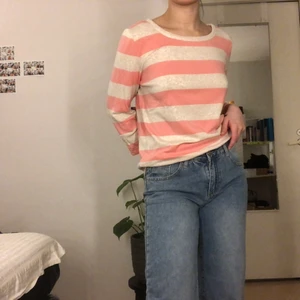 Randig tröja  - En ärvd tröja från 2000-talet som frf är Cute och i mycket bra skick!! Y2k viben är skyhög🤌🏼