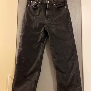 Jeans i stl S - Svarta Jeans från Lager 157 stl S💞Anvönt 1 gång men dom var förstora för mig så har bara legat i lådan.