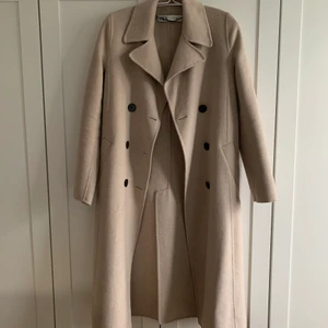 Kappa - Beigh kappa från zara, använd endast 1 gång som ny 