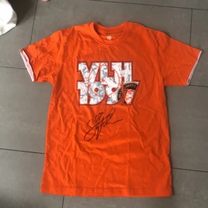 Växsjö hockey tröja med autograft 🤍 - säljer nu denna söta växjö hockey topp/ t-snitt då den aldrig används med marcus sylvegårds atougraf 🤍