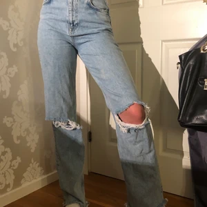 Zara jeans i storlek 36 - Fina och coola jeans från Zara i storlek 36. Varsamt använda så de är bra kvalitet. 