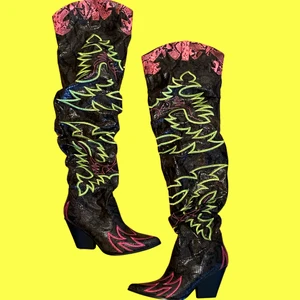 Cowboyskor  - Fett coola skor som tvärt va för små, stl 39 men sitter som 38