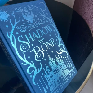 Shadow and bone, collectors edition! - Shadow and bone i den ursnygga collectors edition, hardcover! Köpte den i somras men har inte haft tid att läsa boken och säljer den därför, i hopp om att den hamnar hos någon som vill ha den.   Boken har stått i mitt fönster och är därför solblekt på sidorna (se sista bilen). I övrigt är den i mycket gott skick och har inga markanta skavanker!📖  Hör av dig om du vill se fler bilder på boken eller diskutera pris. (PUBLICERAD IGEN PGA. KÖPARE SOM DRAGIT SIG UR)