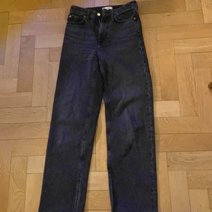 Jeans från hm  - Svarta jeans från hm, är för små för mig. Snygga raka jeans.