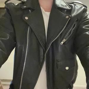 Skinnjacka retro gedigen kvalitet - Klassisk skinnjacka retromodell. Passar någon som är ca 180-90cm lång. Skulle säga att jackan är ca 50 i storlek, något kort i armarna men det är så modellen ska vara.