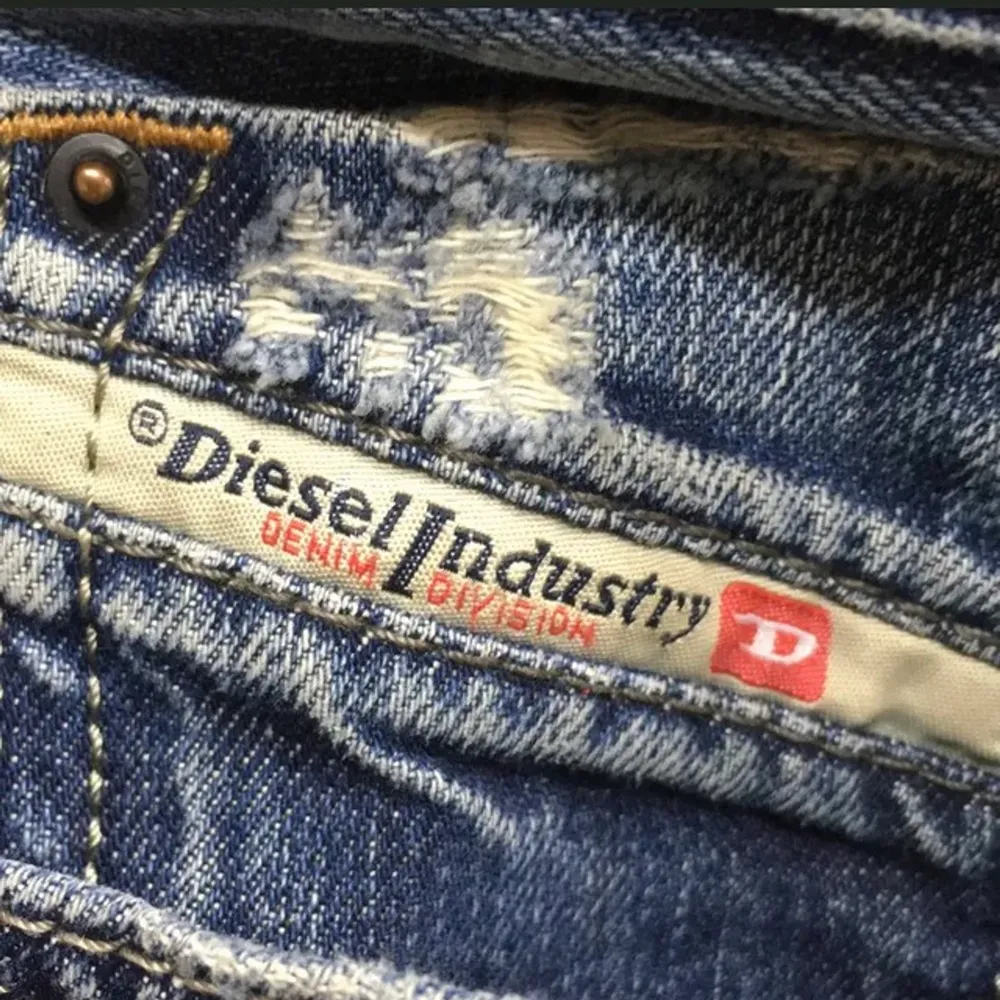Säljer mina älskade diesel byxor. Älskar verkligen de men har för mycket jeans😞 sitter långt på mig som är runt 160! Bra skick!. Jeans & Byxor.
