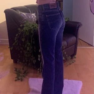 Low Rise  Lee jeans straight/bootcut - Low Rise Lee jeans, väldigt bra skick inga hål eller slitningar. Storlek XS/S 