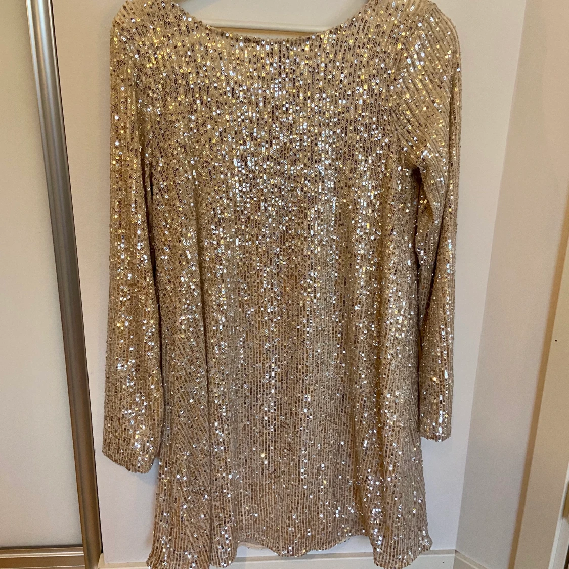 Glittrig klänning/ öppen rygg