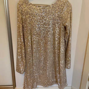 Glittrig klänning/ öppen rygg - Glittrig klänning med öppen rygg, använd en gång!! 🤍🤍🤍