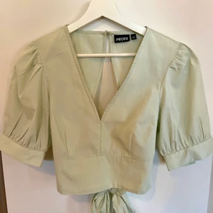 Fest topp - En fin grön topp som tyvärr inte kommit till användning, öppen rygg med knytning  🐛💚💚