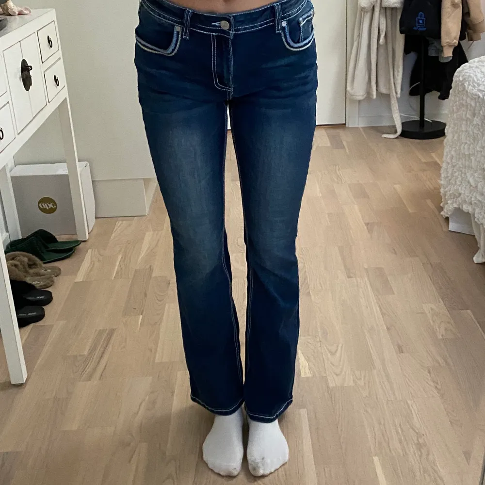 Raka jeans med broderade fickor som tyvärr är för korta på mig som är 1,72 cm lång. Superfina och midrise.🙏🏼🪞. Jeans & Byxor.
