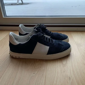 Valentino skor - Säljer mina valentino flycrew som är i bra skick men de är använda alla tillbehör är kvar låda, dustbag och snören osv💕 högsta bud 2200